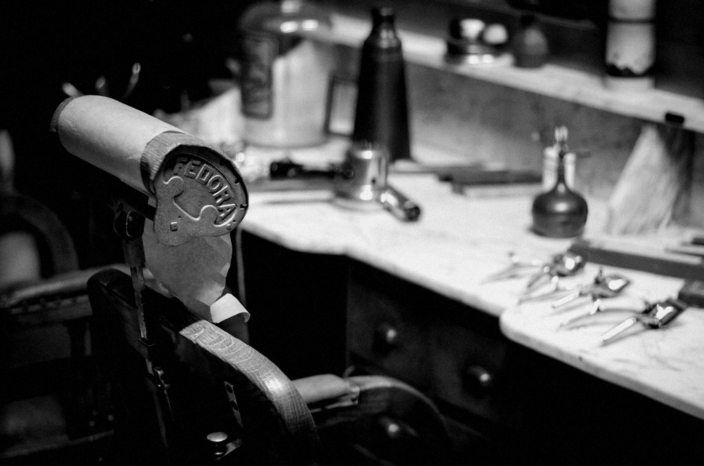 Fauteuil de barbier et plan de travail garni d’outils