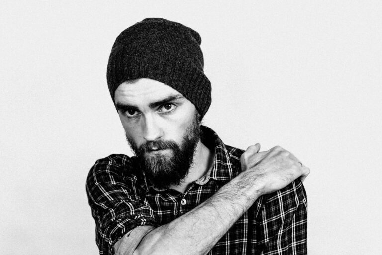 Portrait d'un homme se rasant, peau et barbe en gros plan