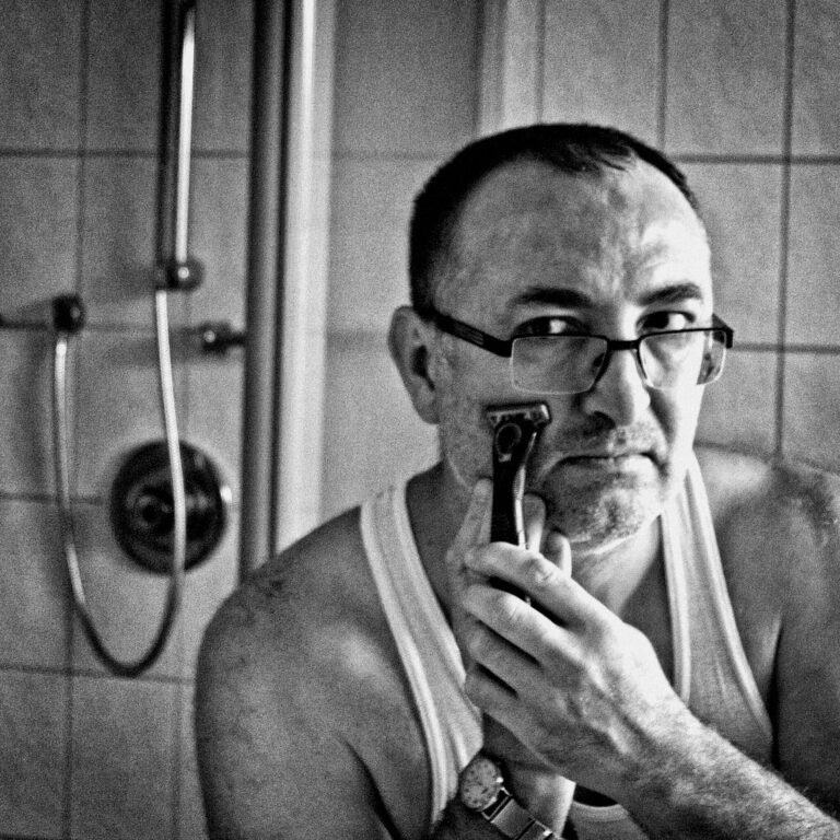 Rasoir de sûreté posé devant un miroir de salle de bain